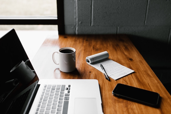 Laptop, Kaffeemug, Notizblock, Stift, Smartphone