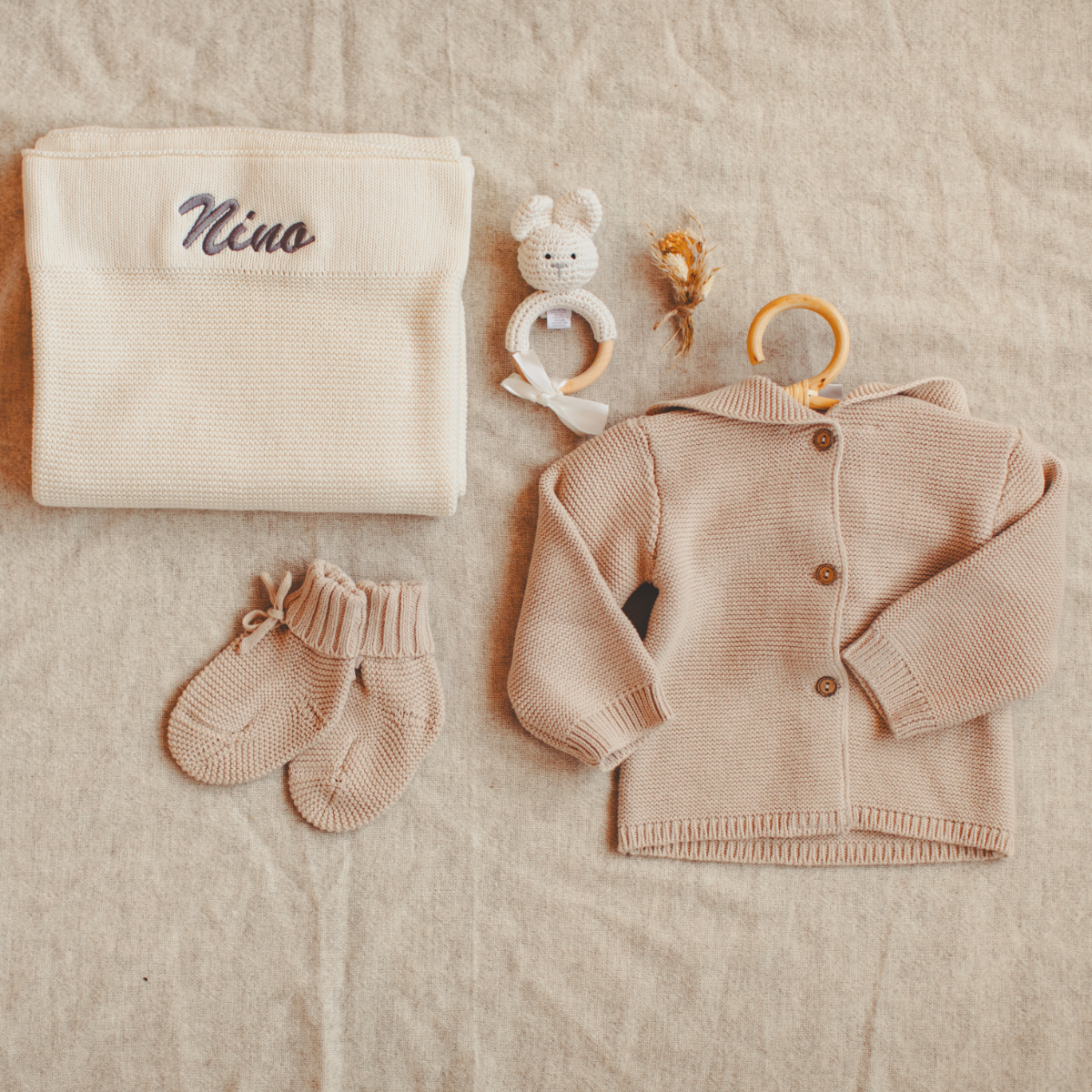 Babykleidung, Mantel, Strickjacke, Socken, Spielzeuganhänger