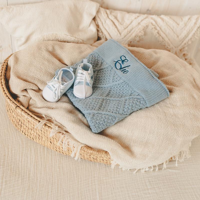 baby Schuhe, strickdecke, korb, blau, hellbeige