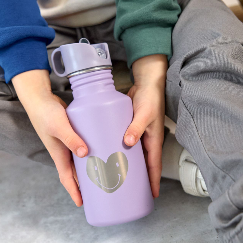 wasserflasche, lavendel, herz-design, metallischer smiley, kinderhände