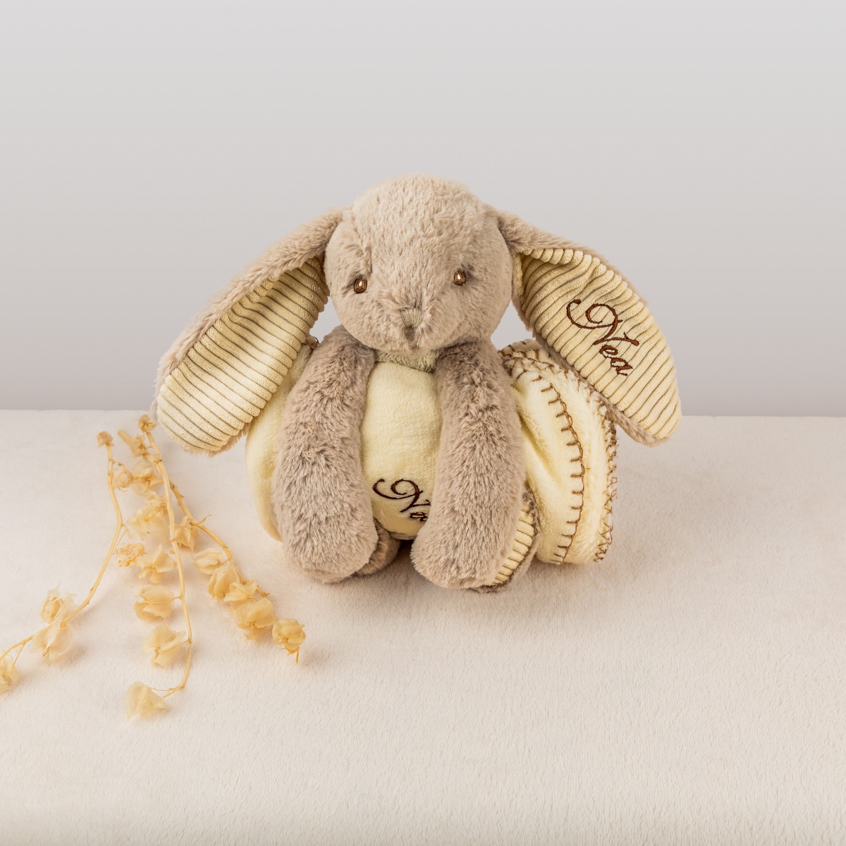 Pluesch Hase, weiches Spielzeug, creme/beige, lange Ohren, Stickerei Details