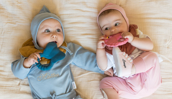 baby, Beißspielzeug, blaues Outfit, rosa Outfit, Zahnungsspielzeug