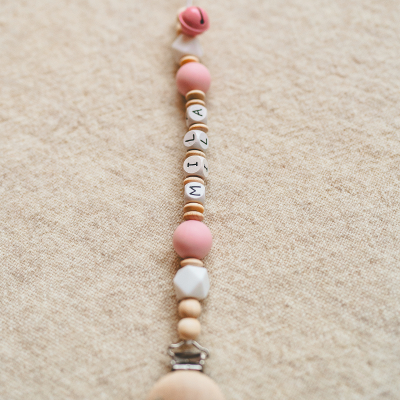 trägerkette, perlenkette, rosefarben, holzperlen, buchstabenperlen