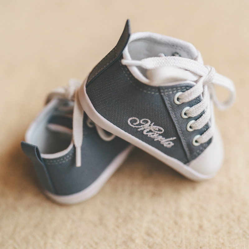 Baby-Schuhe, Canvas, Stiefelchen, weiße Sohle, pergamentierte Schrift
