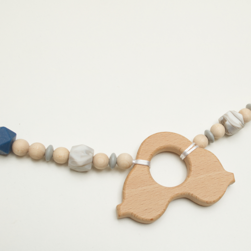 holzspielzeug, affenform, holzanhänger, perlenkette, spielzeugkette