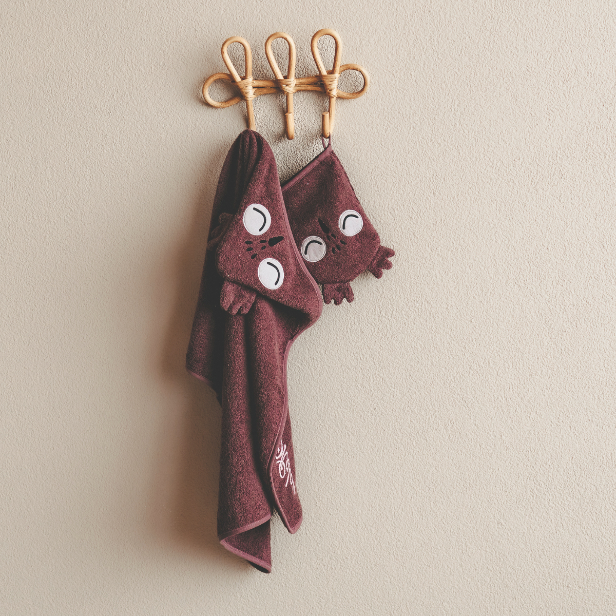towel, bad hand, maroon, kitchen, patterning