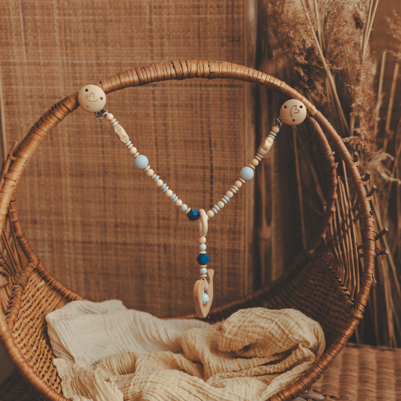 Baby mobile, Holzperlen, Blaue Akzente, Aufhänger, Rattankorb