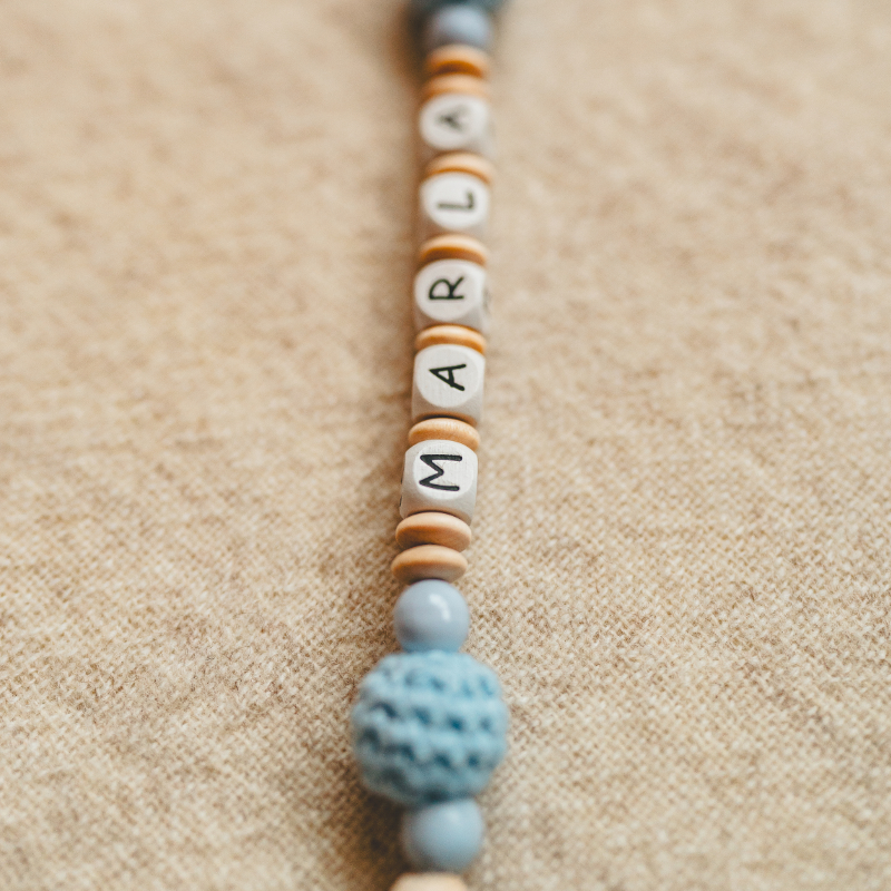 Baby-Halskette, Perlenkette, Buchstabenperlen, blaues gehäkeltes Perlenstück, Holzperlen