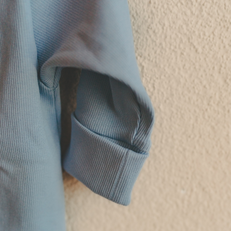 Halsausschnitt, Kragen, Säumung, Material, Blau
