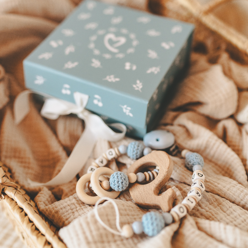 baby teether, Holzspielzeug, Perlen-Armband, blau, Geschenkverpackung