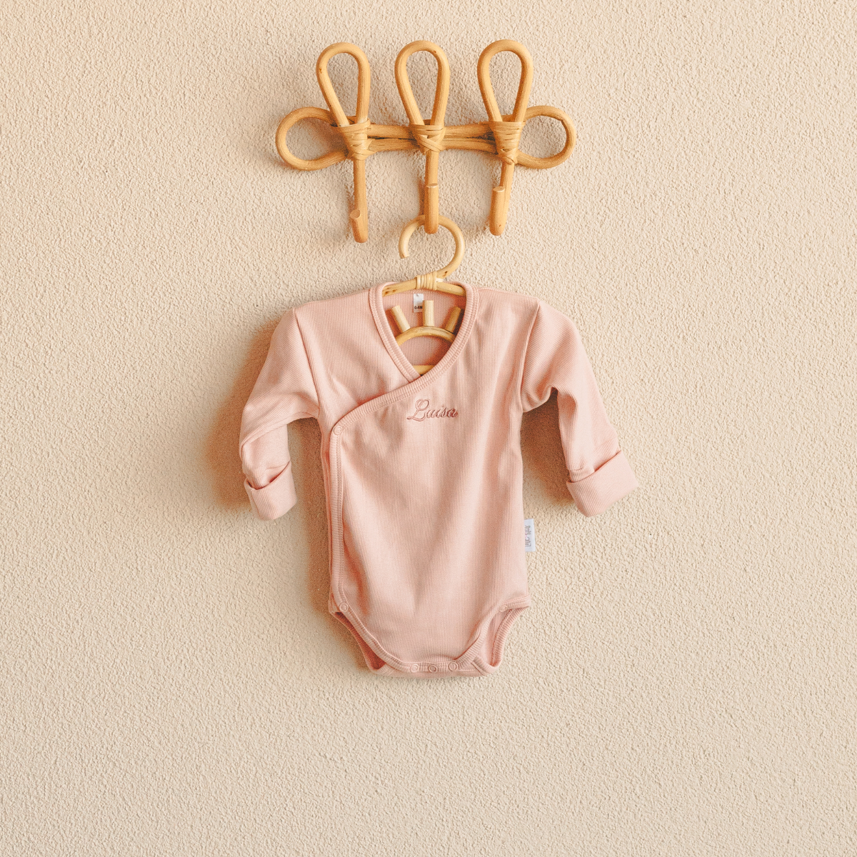 Baby-Bodysuit, Rosa Bodysuit, Langarmbodysuit, Kleiderhaken-Aufhängung, Knot-Halterung