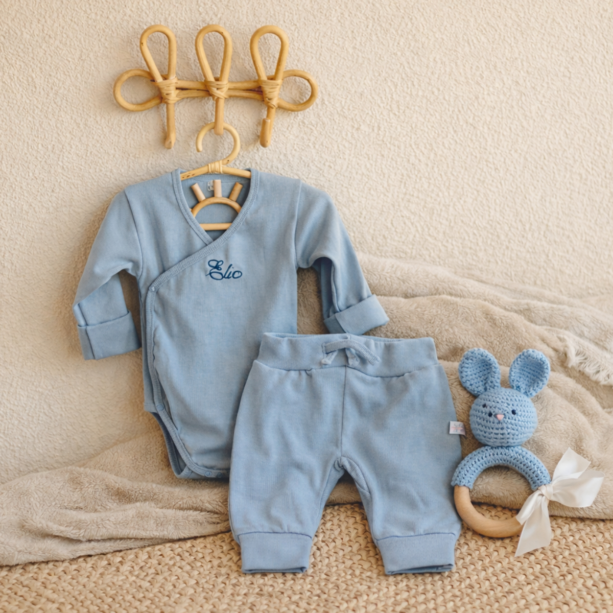 Babyoutfit, Blauer Bodysuit, Geknüpftes Spielzeug, Baumwollen Kleidung, Pastellblau