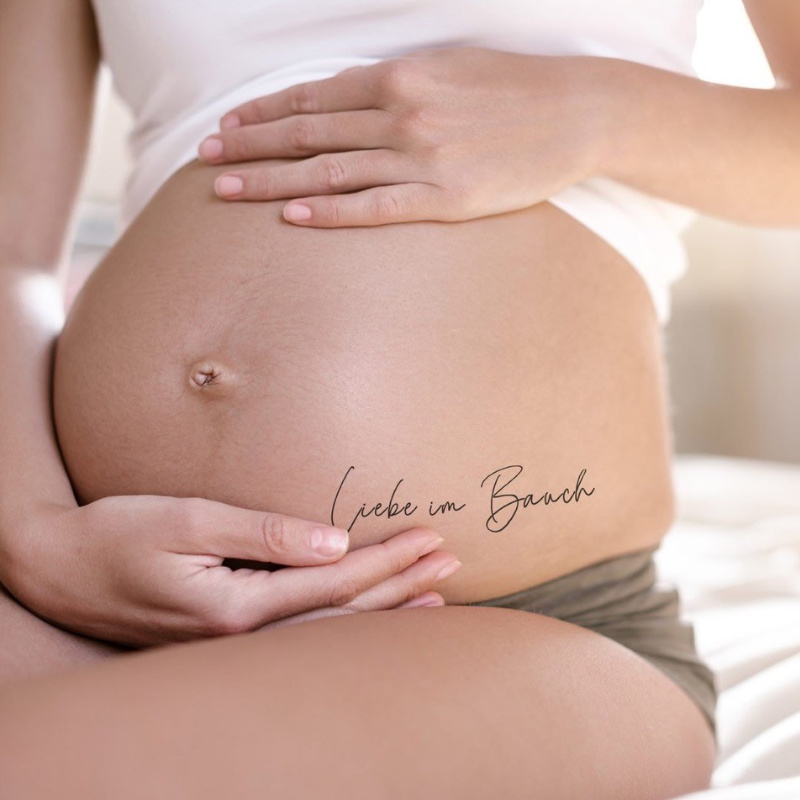 Schwangerschaft, Babybauch, Mutter Monatsschwangerschaft, Bauch Tattoo, Text-Tätowierung