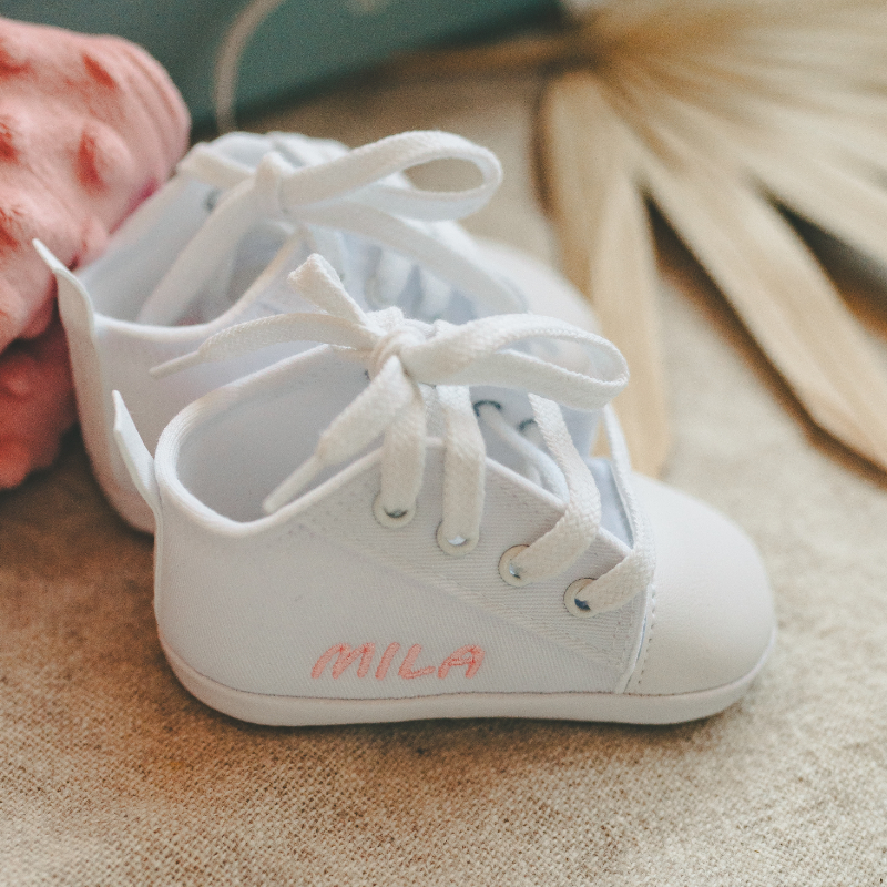 babyschuhe, weiße sneaker, geschnürte schuhe, weiche, sole, pinkes stickerei