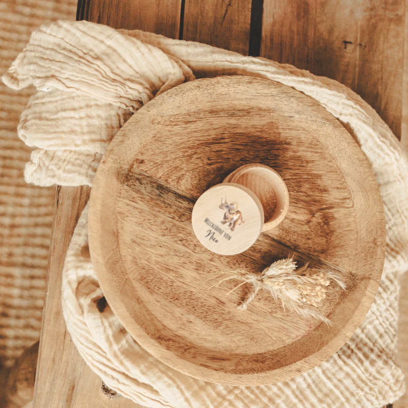 holzplatte, holzdeckel, kleines glasbehältnis, wollhandschuhe, deko-idee