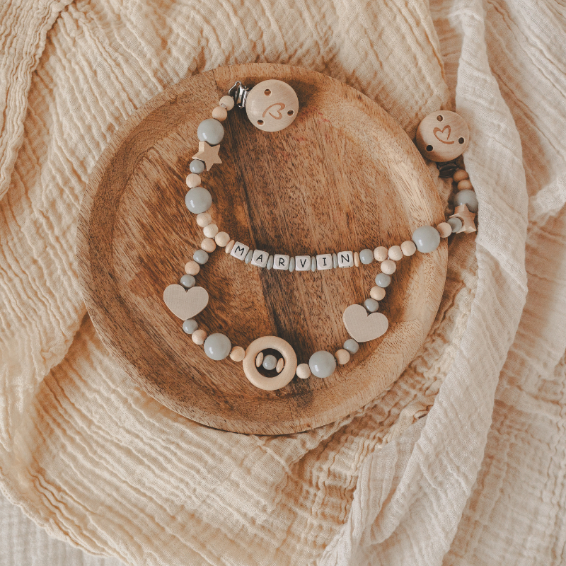 baby-armband, holzperlen, herzform, namensschild, babygeschenk