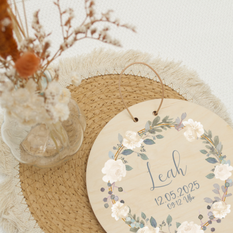 holzbrettchen, geburtstagsplaque, blumenkranz, holzschild, handgemachte dekoration
