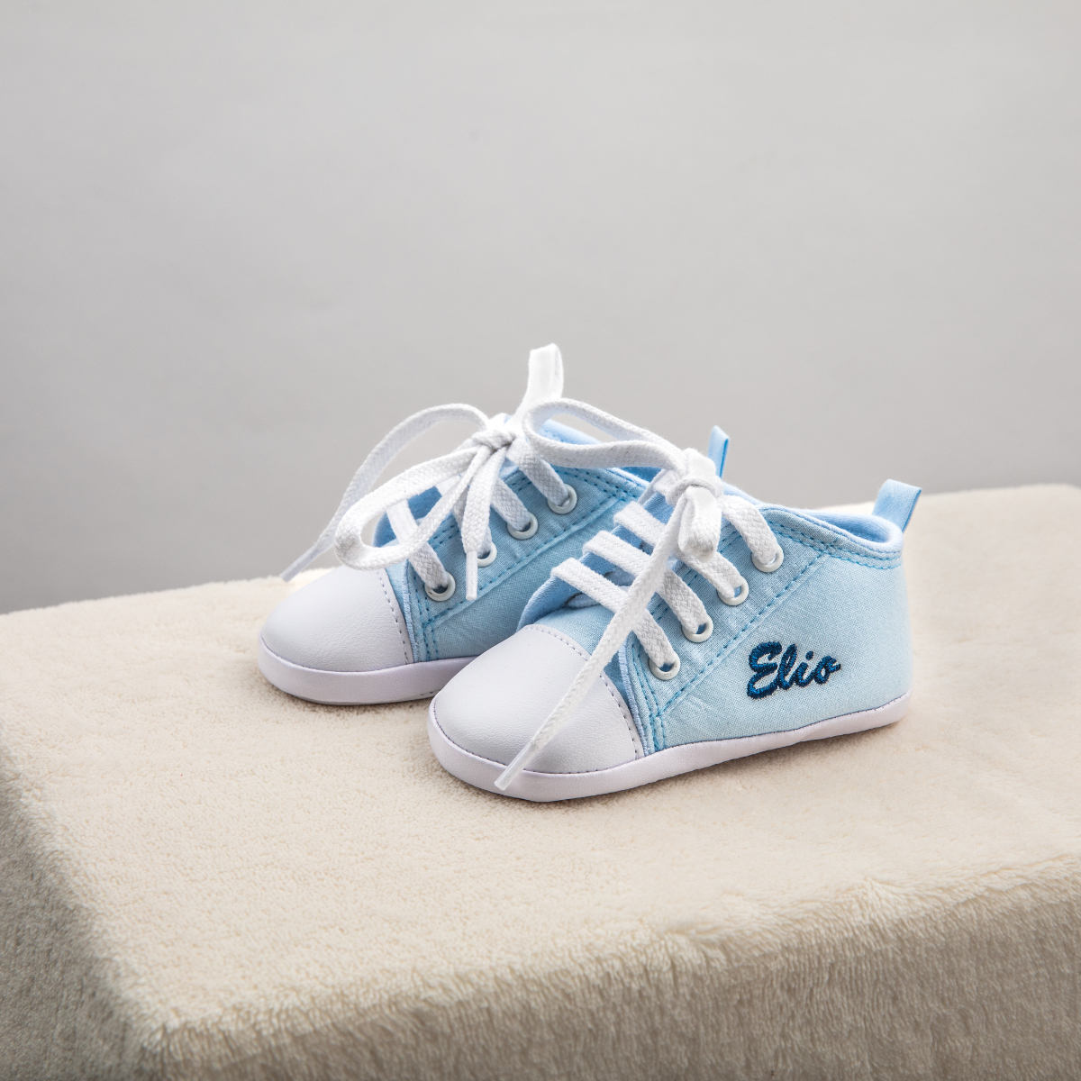 Baby-Sneaker, Canvas? fabric?, Hellblau, Weiße Sohle, Aufgestickter Schriftzug