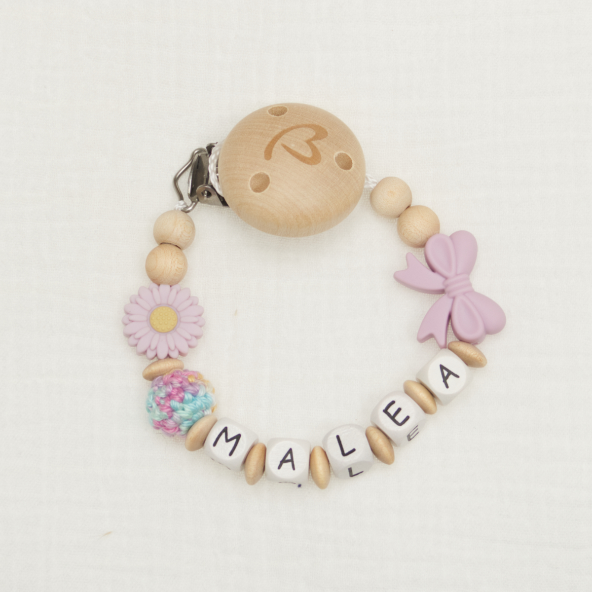 baby bracelet, holzperlen, pink blume, alphabetperlen, weicher schmuckanhänger