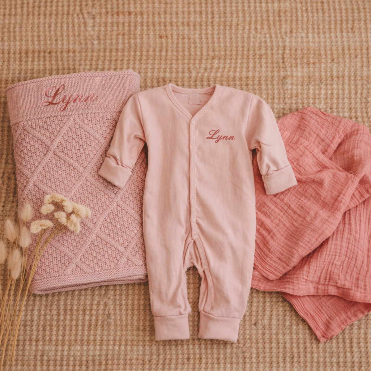 Baby-Overall, Langarm/Einfarbig, Rosa, Stickerei, Kuscheldecke