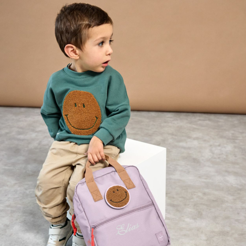 Kind, Kleidung,  Sweatshirt, Rucksack, Lächeln