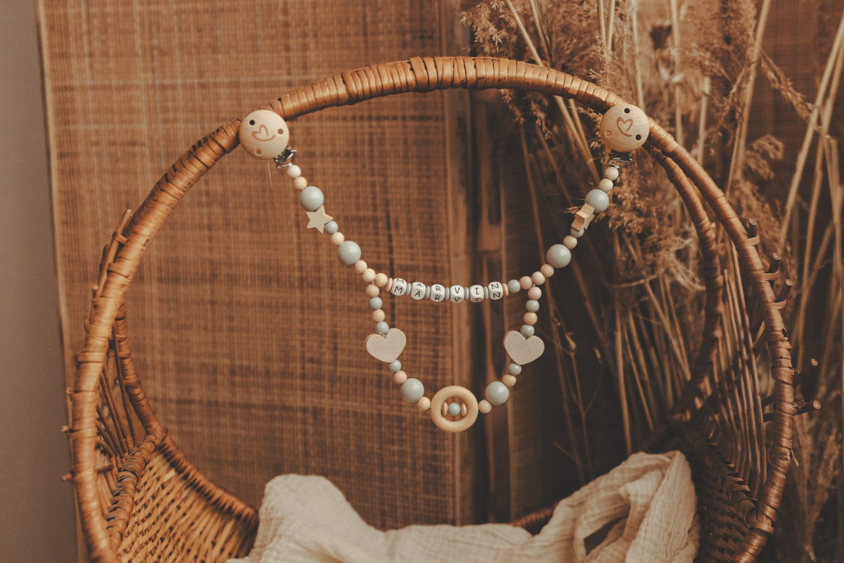holzperlen, kette, herzanhänger, babygeschenk, deko