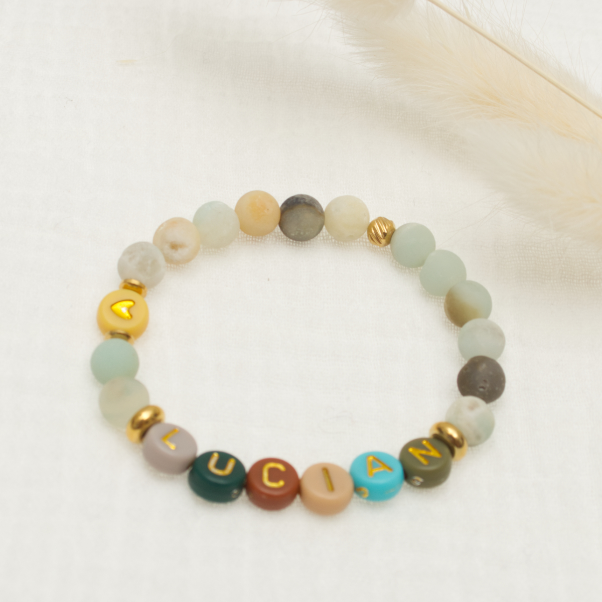 armband, perlenkette, bunt, goldene akzente, buchstaben