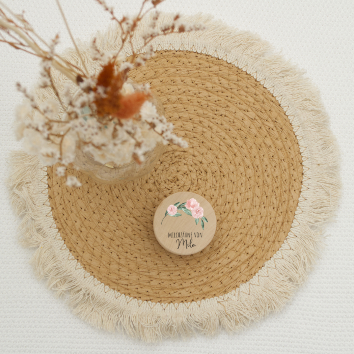 Hut, Strohmatte, Blumen, Holzdeckel, Mila Beschriftung