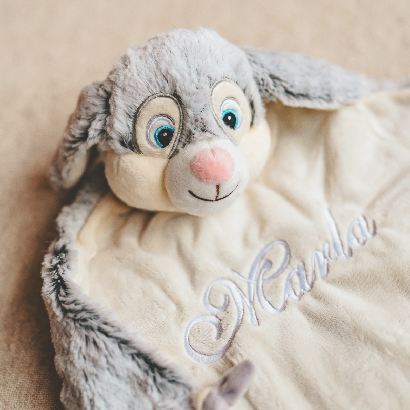 Plüschtier, Hase, grau, creme, Name embroidery