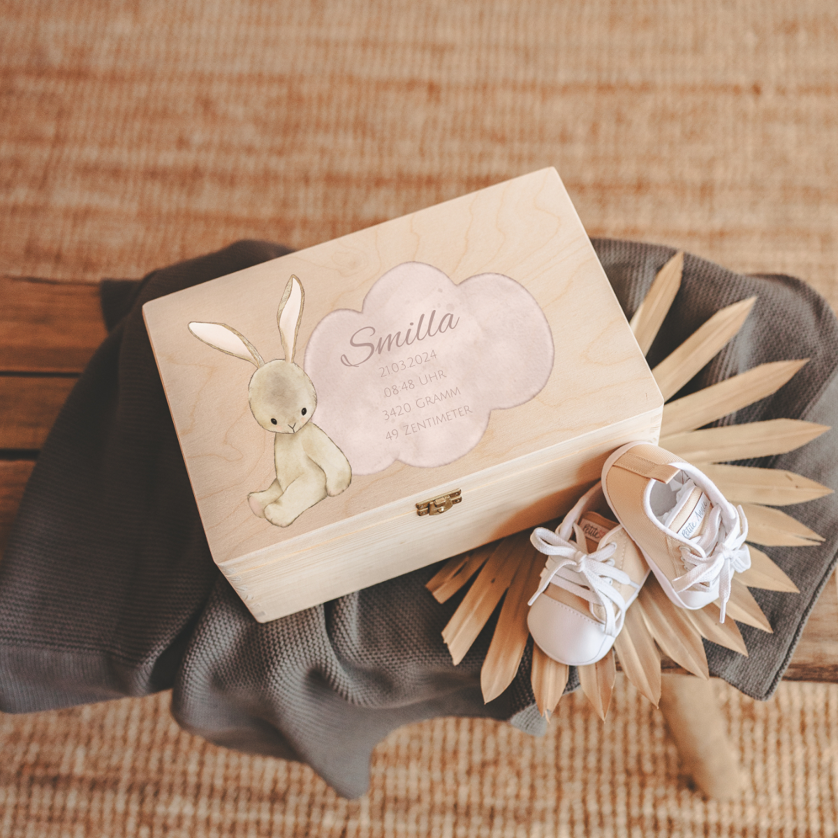 holzbox, babygeschenk, kleine schuhe, hase illustration, personalisiert