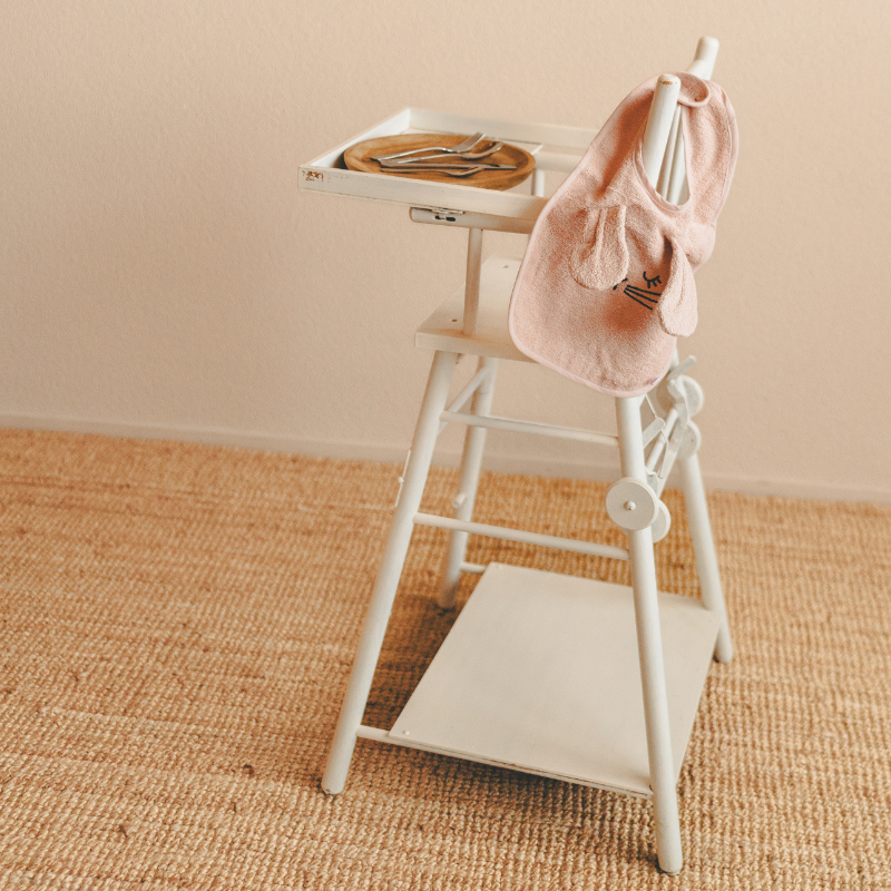 Kinderstuhl, Hochstuhl, Holzstuhl, Pale Pink, Waschlappen/Beißerchen Halstuch?
