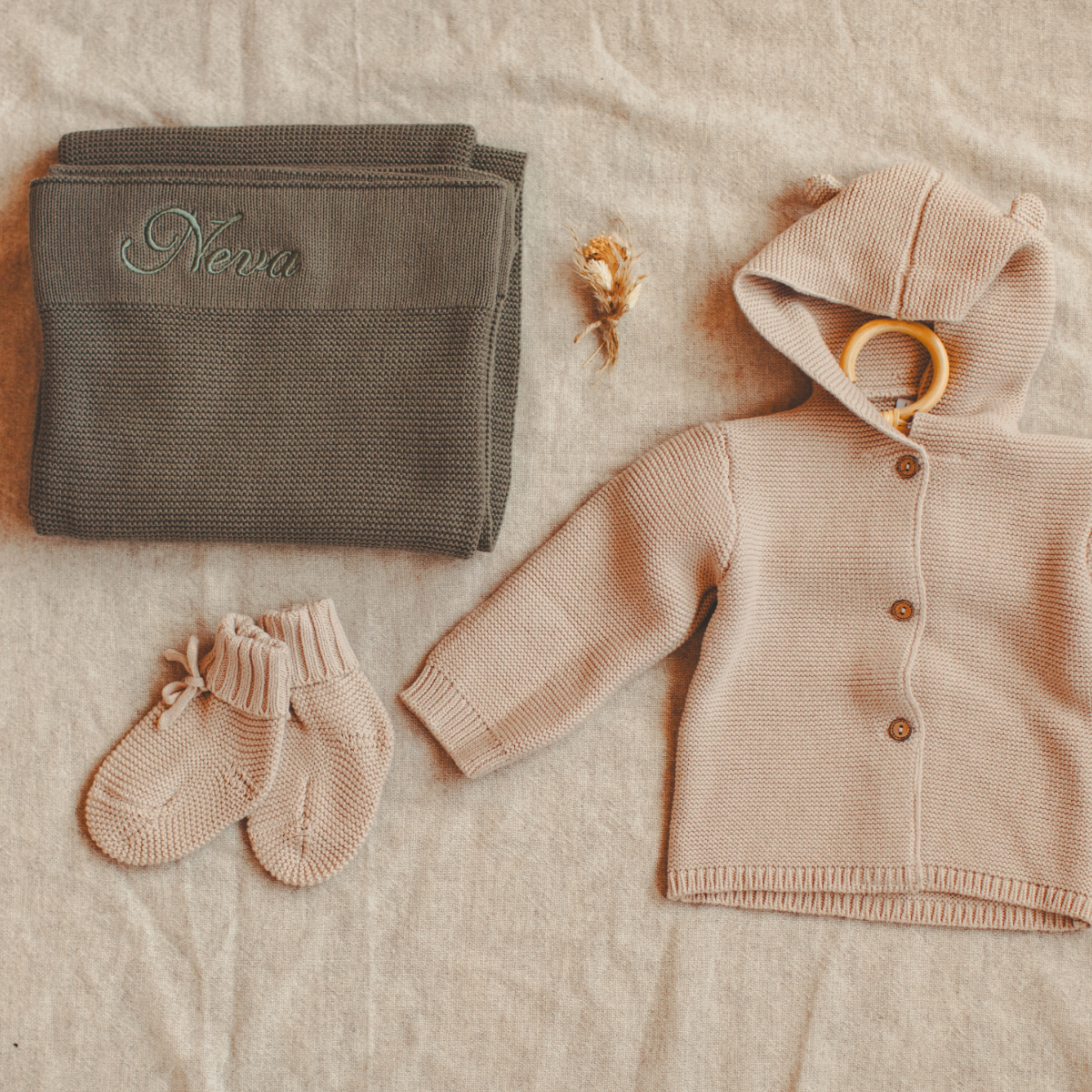 Kinderstrickset, Cardigan, Kuschelsocken, Beutel, Sandfarbe