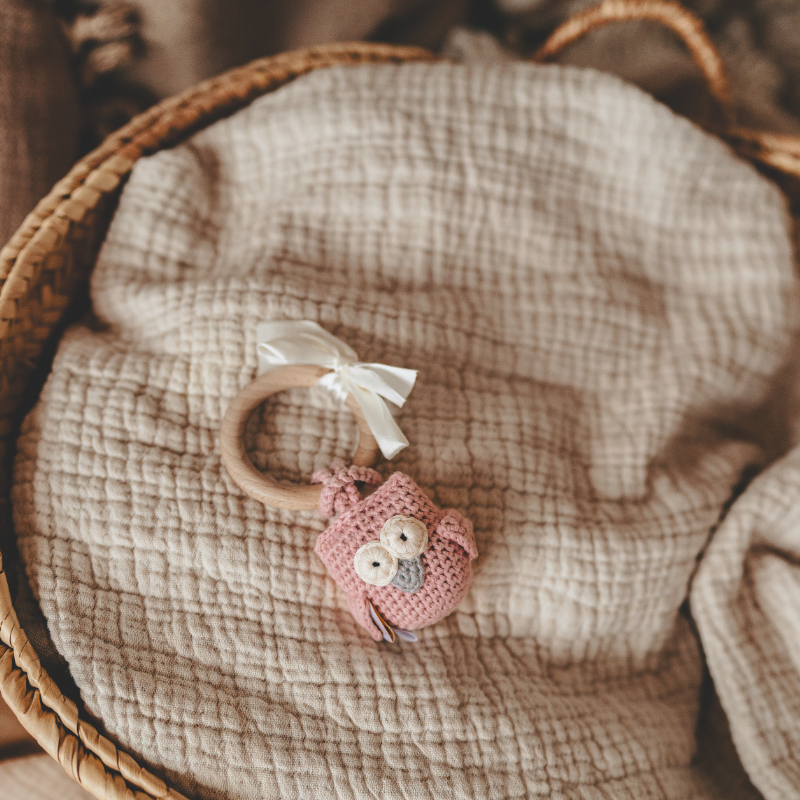 Baby-Rassel, gehäkeltes Spielzeug, pink, Holzring, gehäkelte Stofffigur