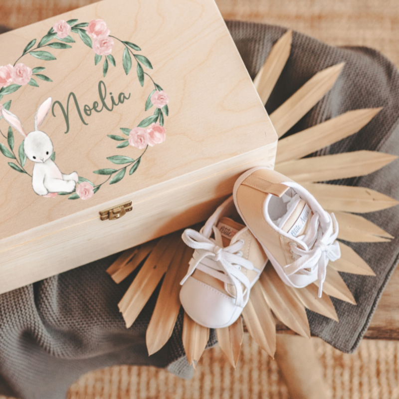Holzbox, Baby Sneaker, Rosenkranz, kleine Schuhe, Monogramm-Box