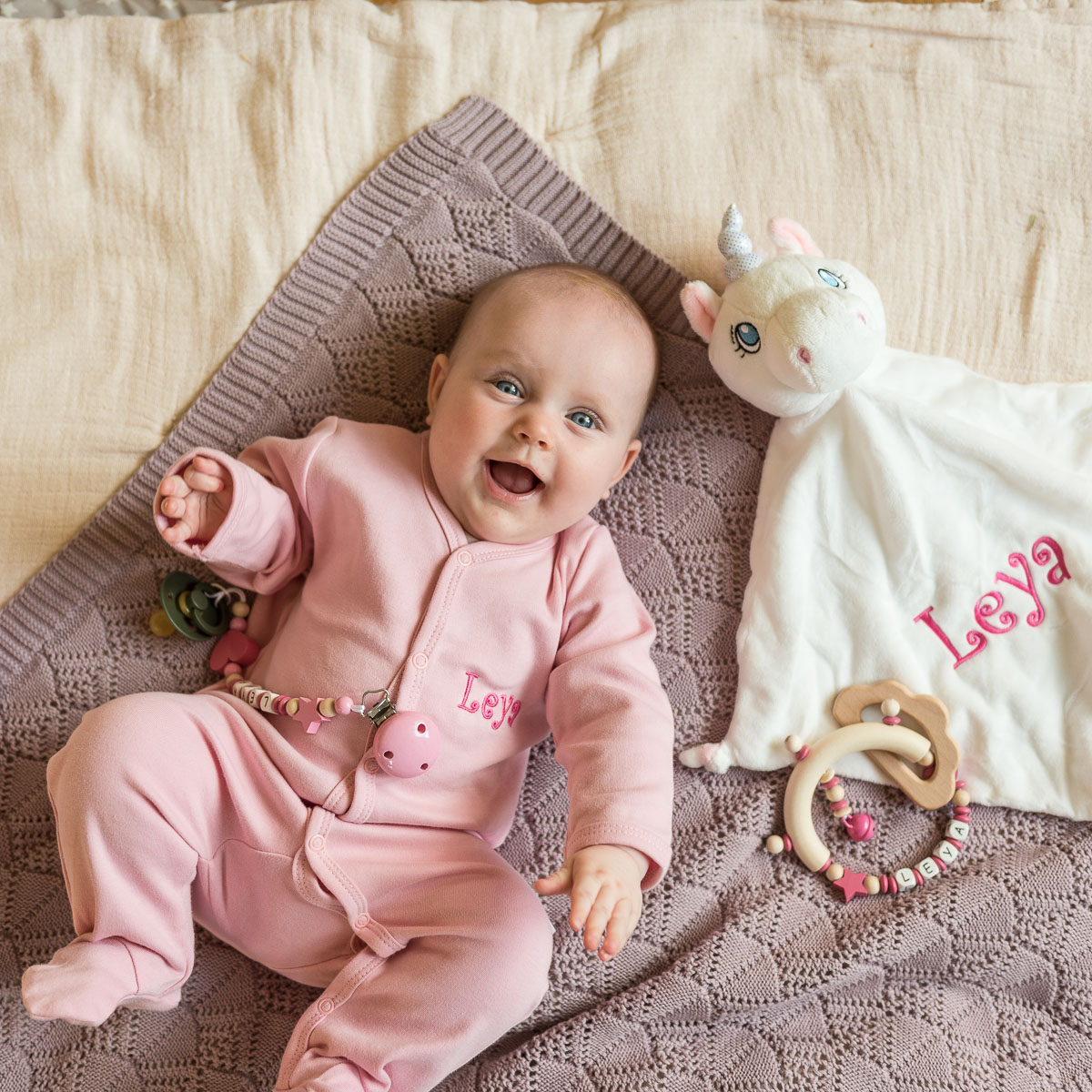 baby, Baby Kleidung, Pinkes Onesie, Schnulleranhänger, Beißring