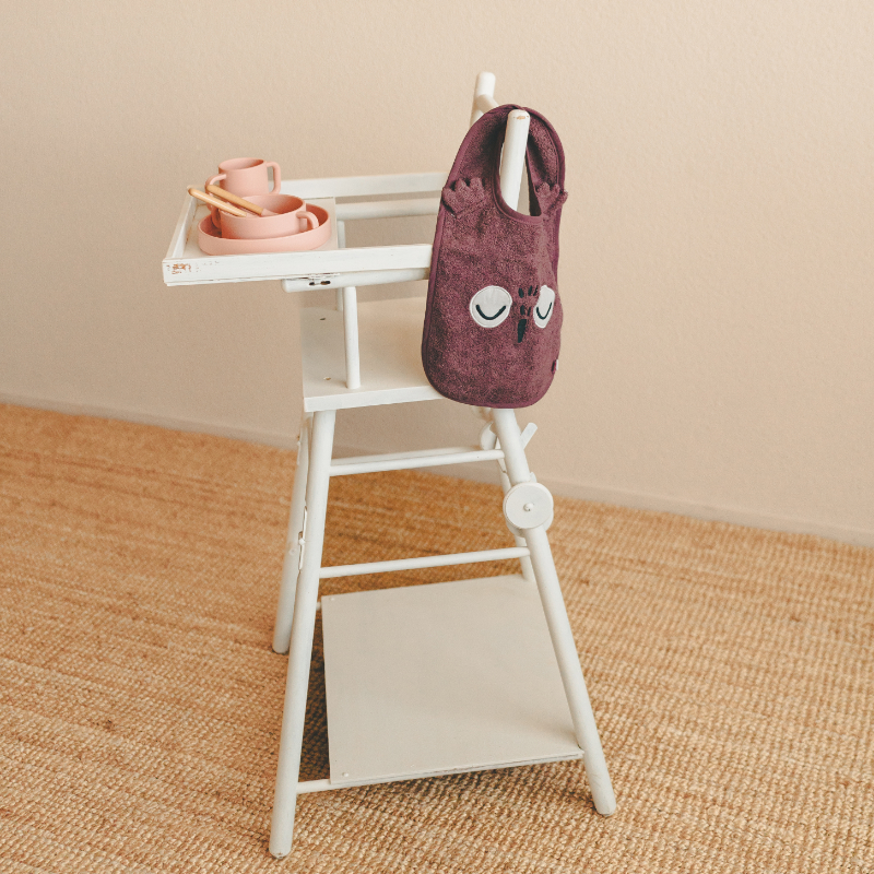 Kinderstuhl, Hochstuhl, Holzstuhl, pinke Tassen, Tasche
