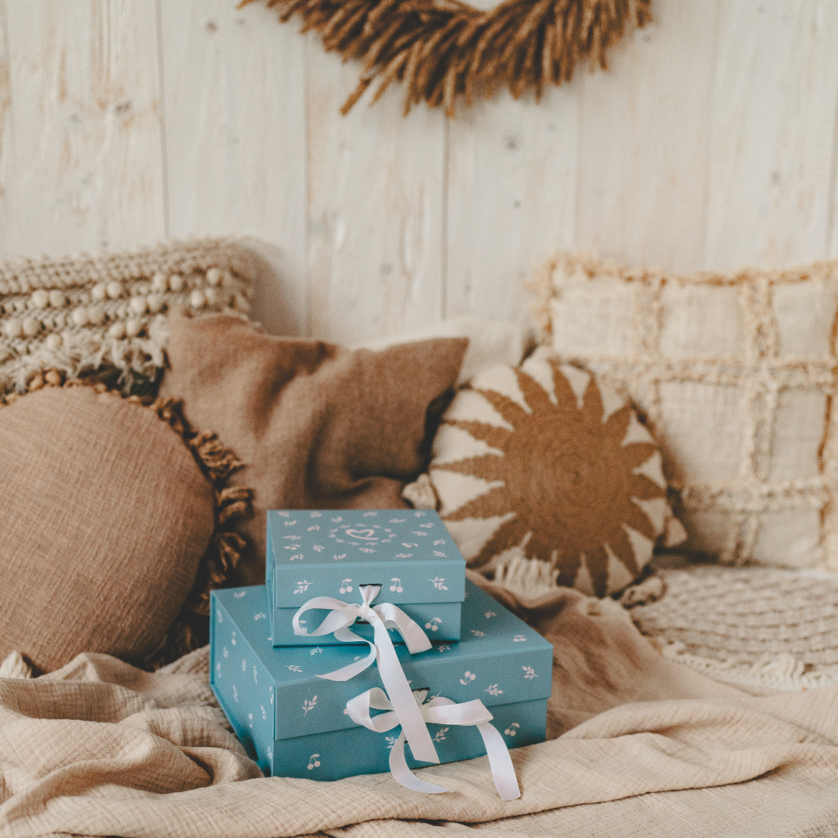 Geschenkverpackung, blaues Kästchen, Ribonnen, Geschenk, Verpackung Dekoration