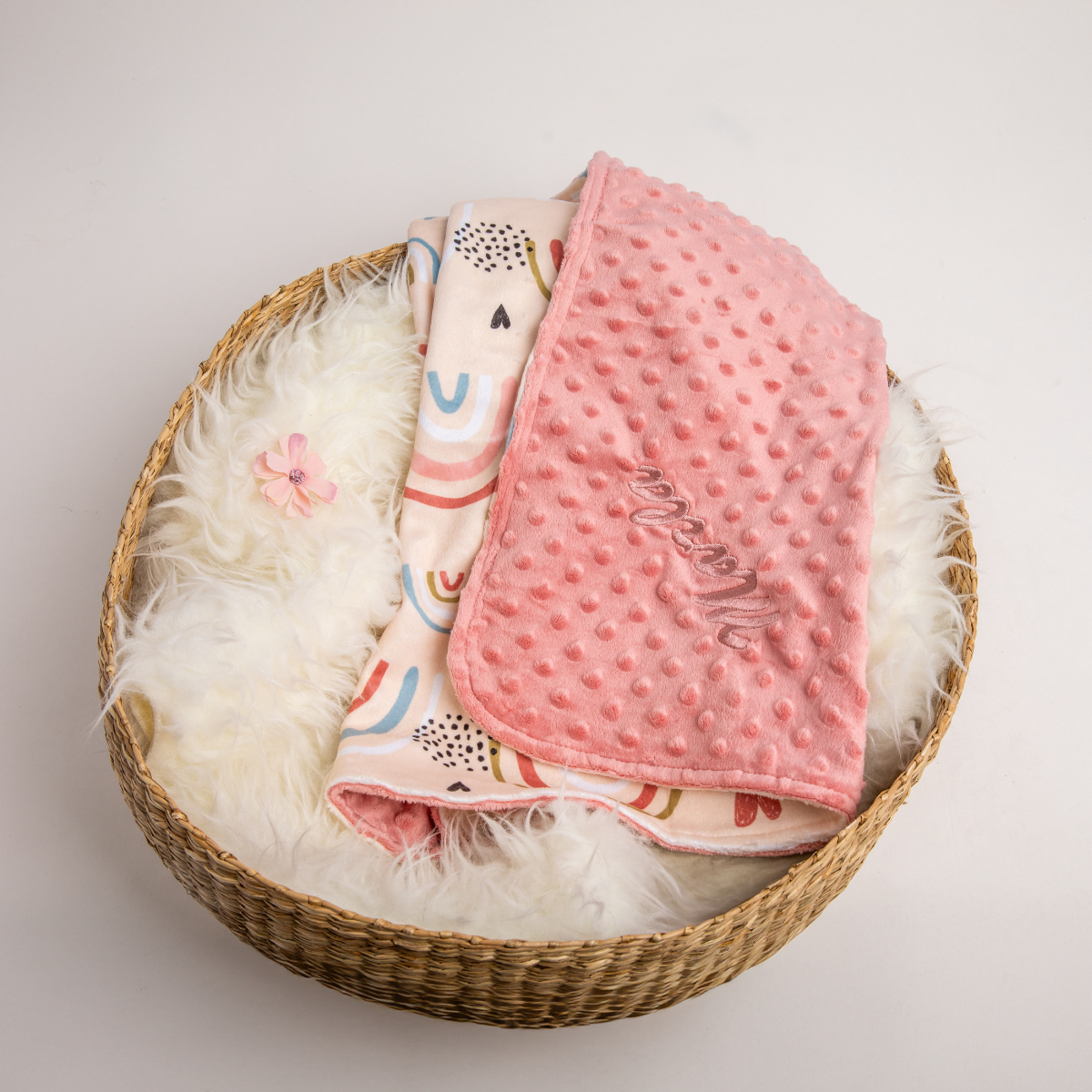 babydecke, minky-textur, rosa-decke, korb, weiches-stoff