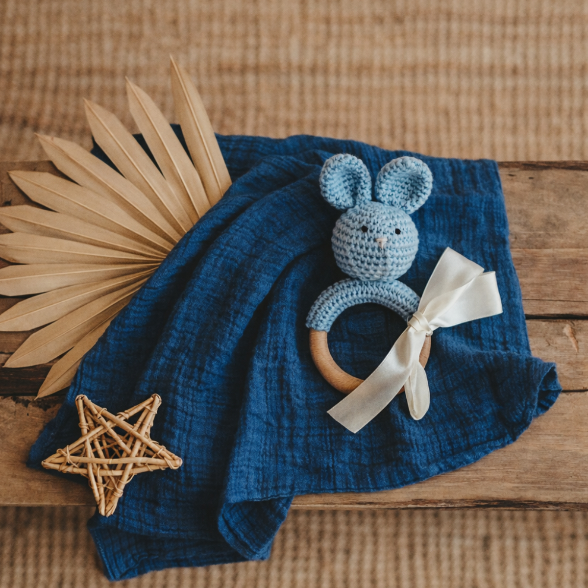 Baby Rattle, Häkelhase, blaues Tuch, Holzstern, Dekoration