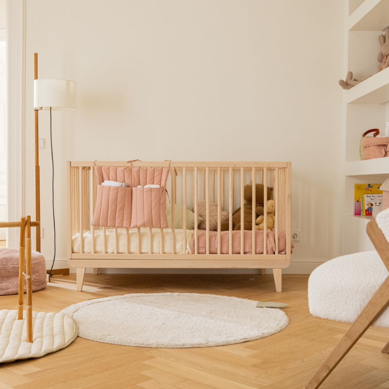 Kinderbett, Holz, Seitengitter, Kissen, Spielzeugteddy
