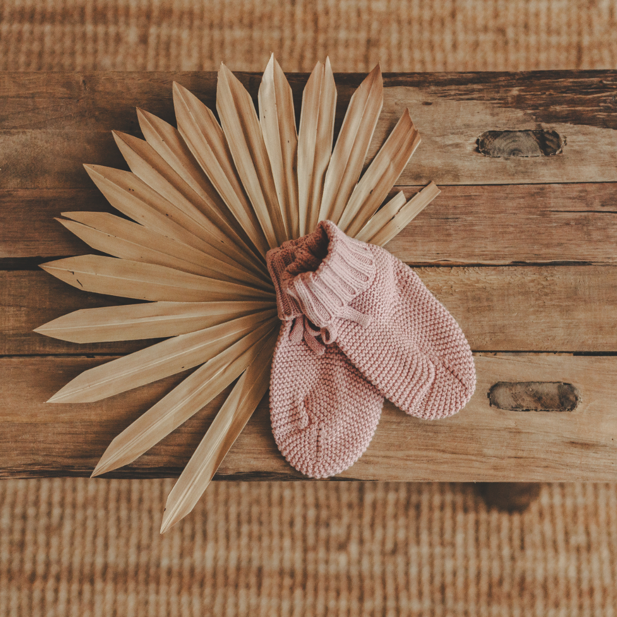 Babysocken, Gestrickte Socken, Pink, Holzdekoration, Sonnenstern, Minimal, Kuschelig, Afghankunst