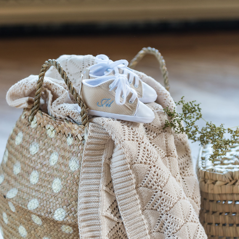 Baby-Sneaker, Miniature-Schuhwerk, Strickdecke, Strohtasche, Beige