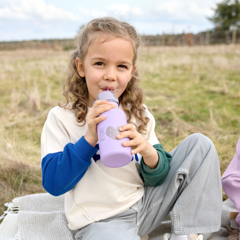 Kind, Trinkflasche, Lila Flasche, Draußen, Sommeroutfit