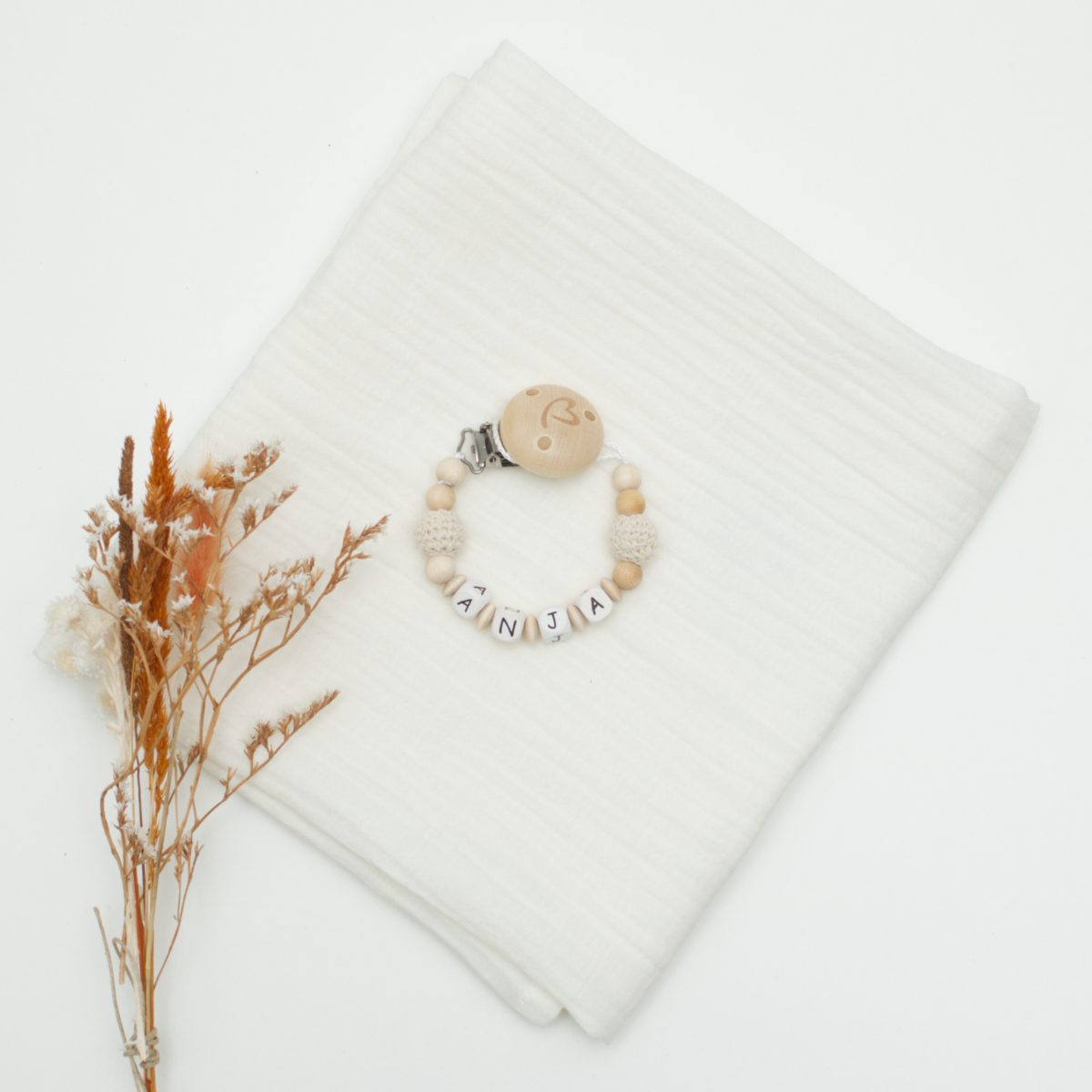 Babygirl-Armband, Holzperlen, Buchstabenperlen, gehäkelte/gestrickte Elemente, neutrale Farben