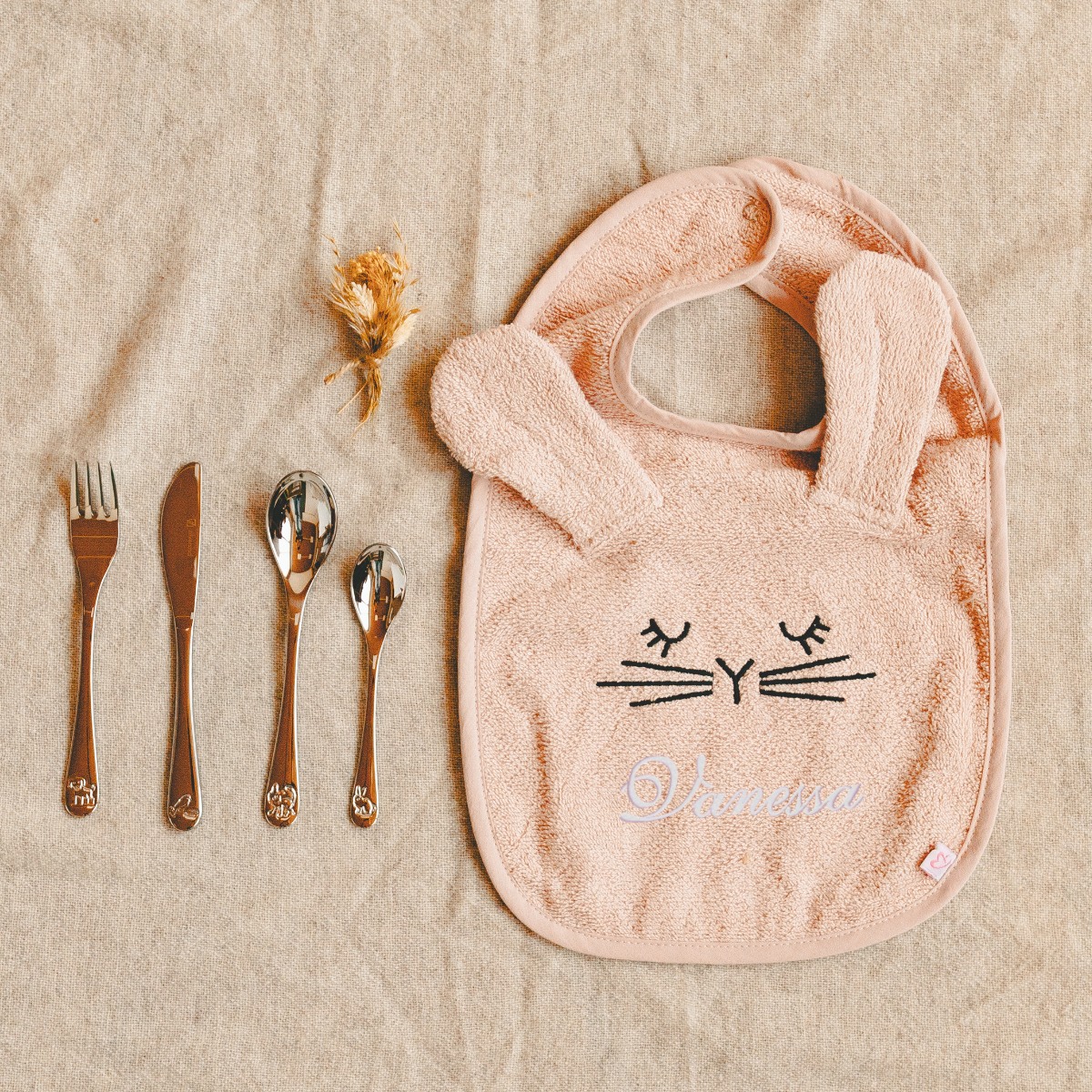 Babybib, Pfirsichfarben, Terry-Gewebe, Katzenkopf-Stich, personalisierter Name