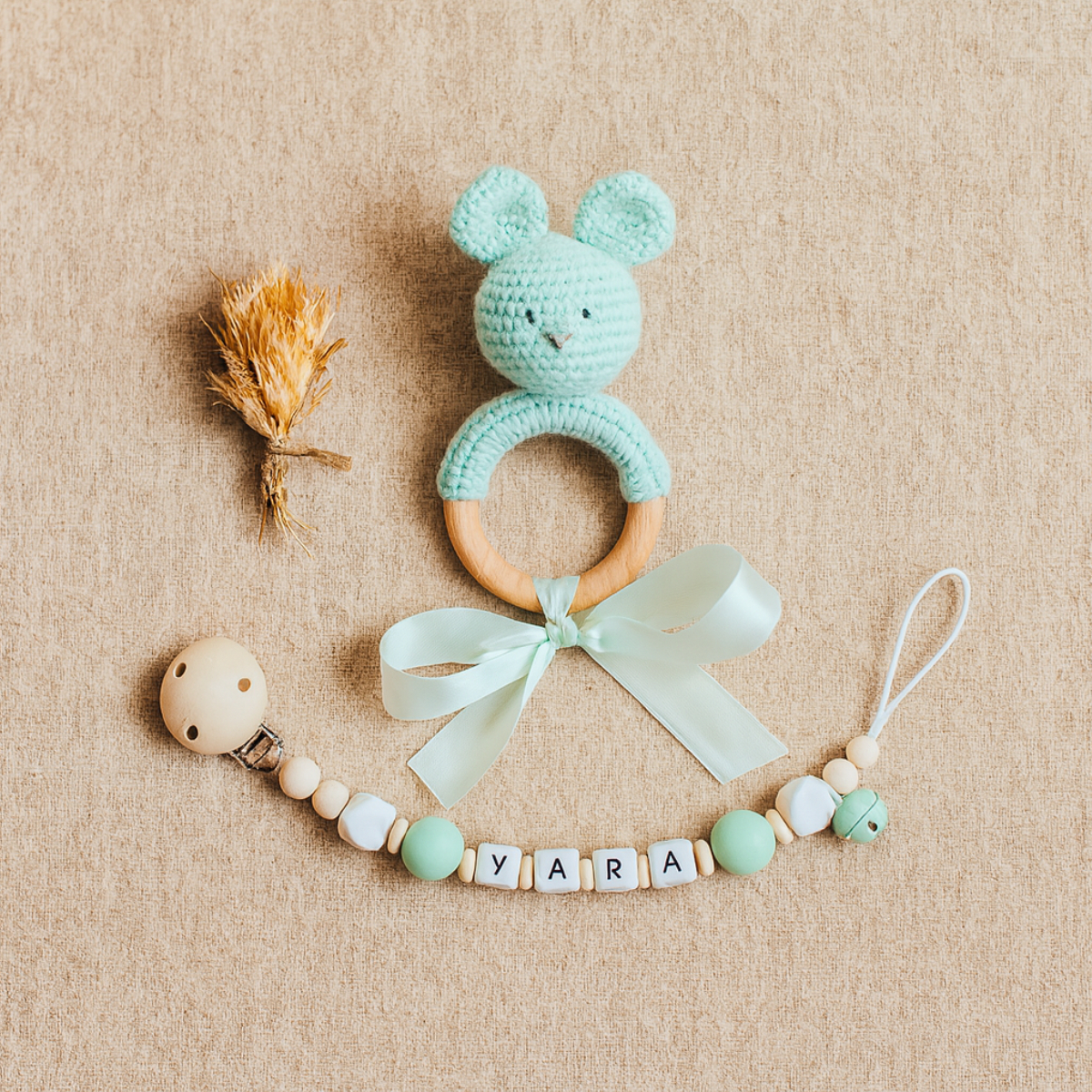 Baby Rattle, gehäkeltes Spielzeug, mintgrün, Holzring, Perlenkettenspielanzug