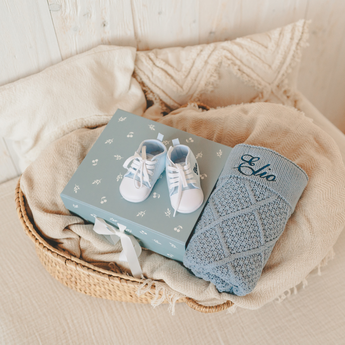 Baby-Schuhe, blaue Sneaker, Geschenkbox, Babydecke, Korb