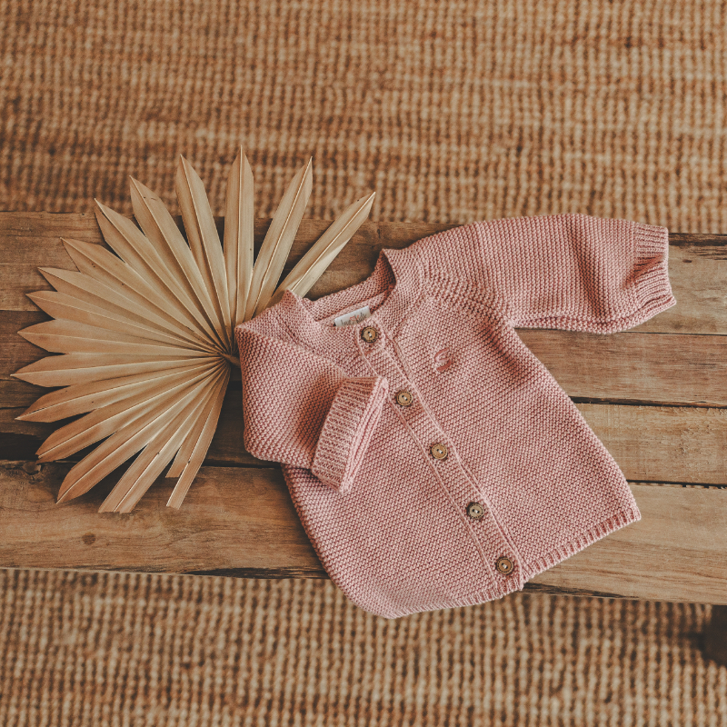 Baby-Cardigan, Gestrickte Mantel, Rosa Cardigan, Knöpfe, Holzboden