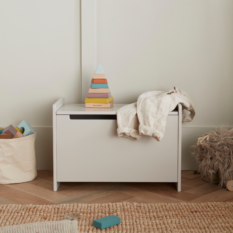 Kinderzimmer, Nachttisch, Holzblöcke, Sortierwürfel, Kleidung