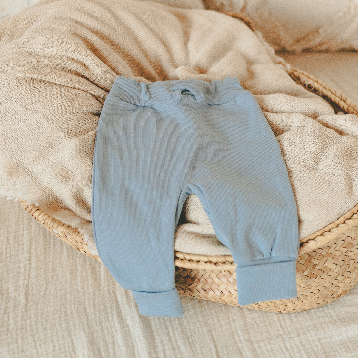 Baby-Hose, Hellblau, Rippstruktur, Geknöpfte Bündchen, Gurtelbund?